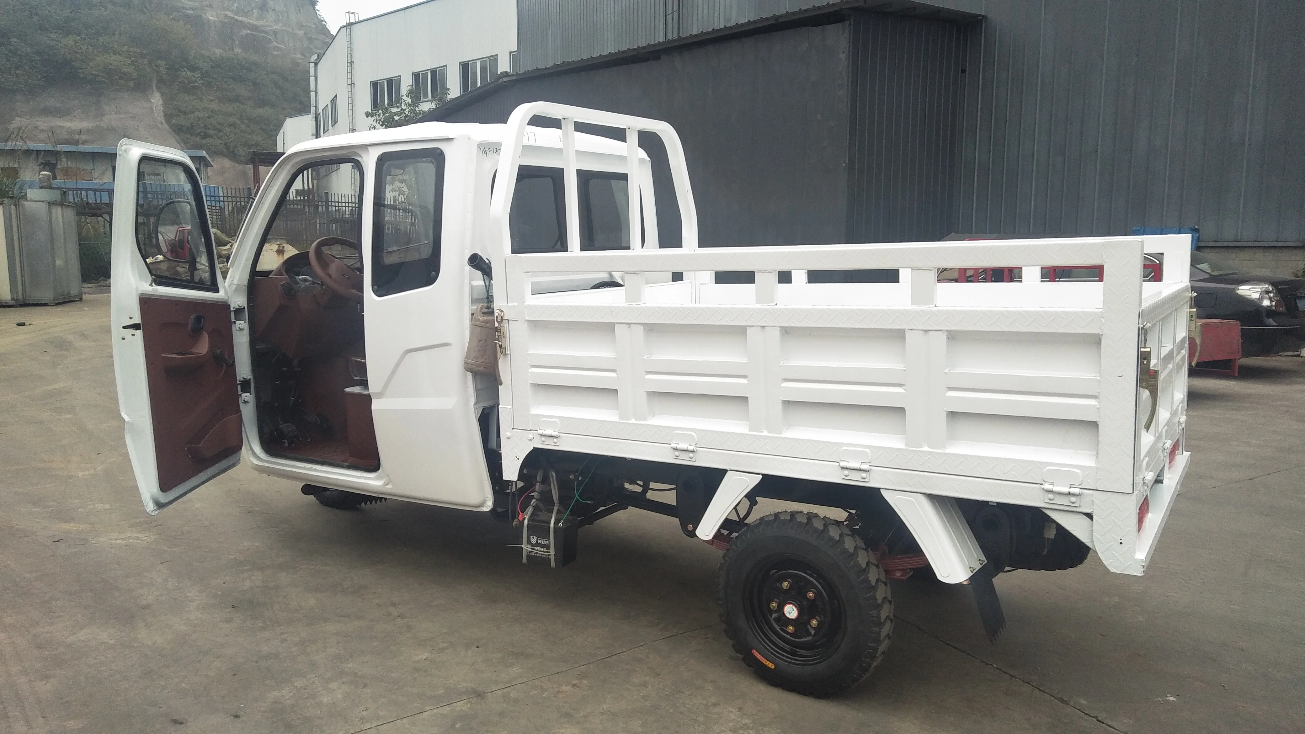 250CC MAOTORIZED CARGO STEERING WHEEL CABIN TRICYCLE