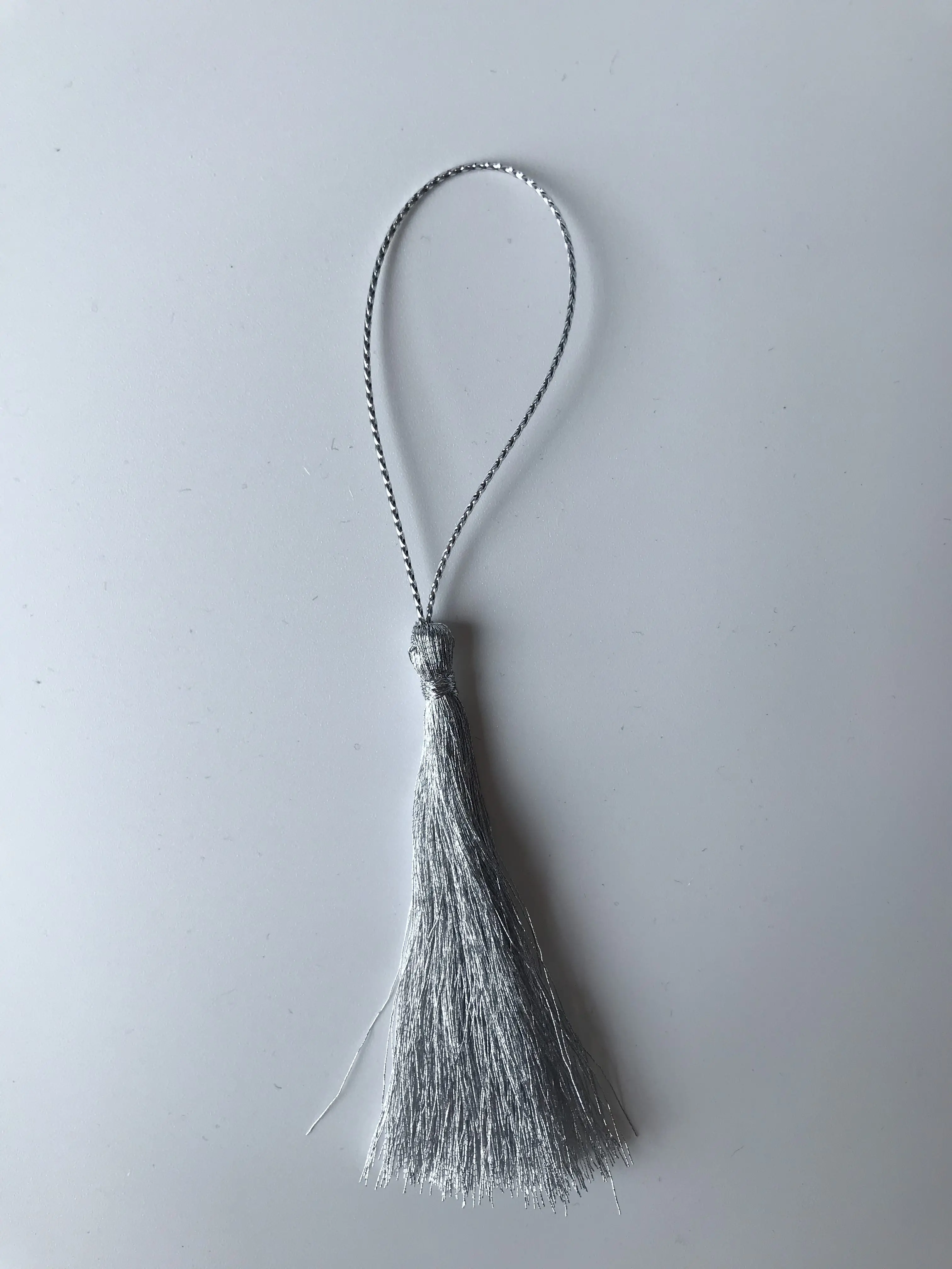 Индивидуальный бесплатный образец, недорогая Золотая и серебряная металлическая кисточка i8cm с металлической петлей