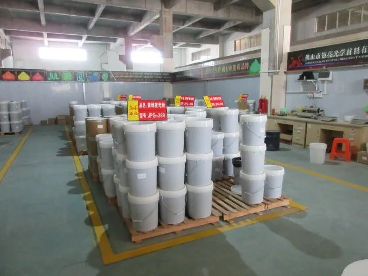 Yellow-green glowing powder and night glowing powder for ceramic