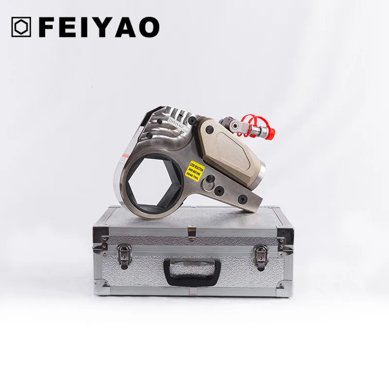 Low profile hydraulic torque wrench