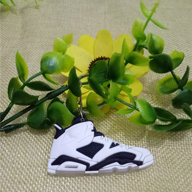 
2018 Customized cartoon sneaker key pendant 