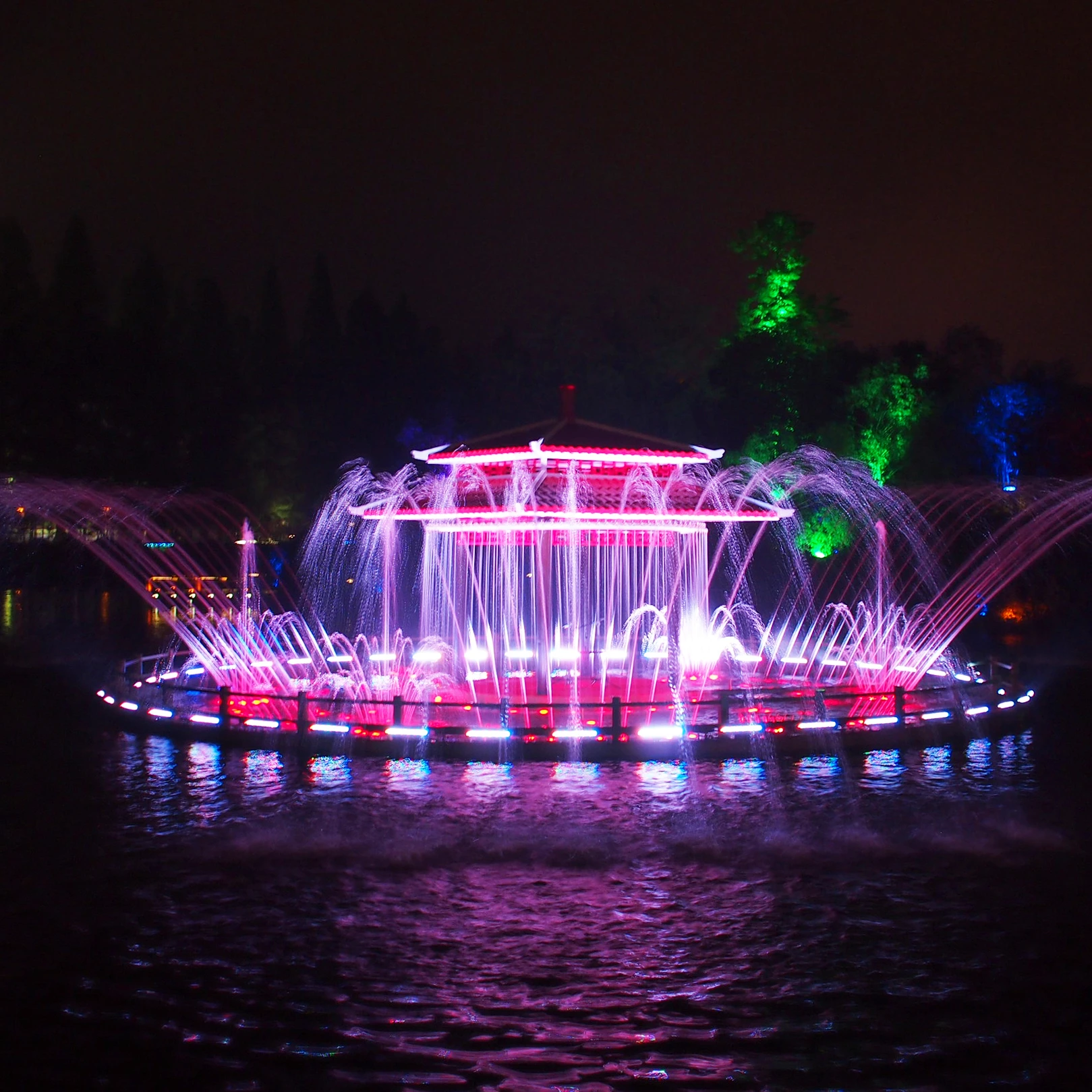 large outdoor water fountain