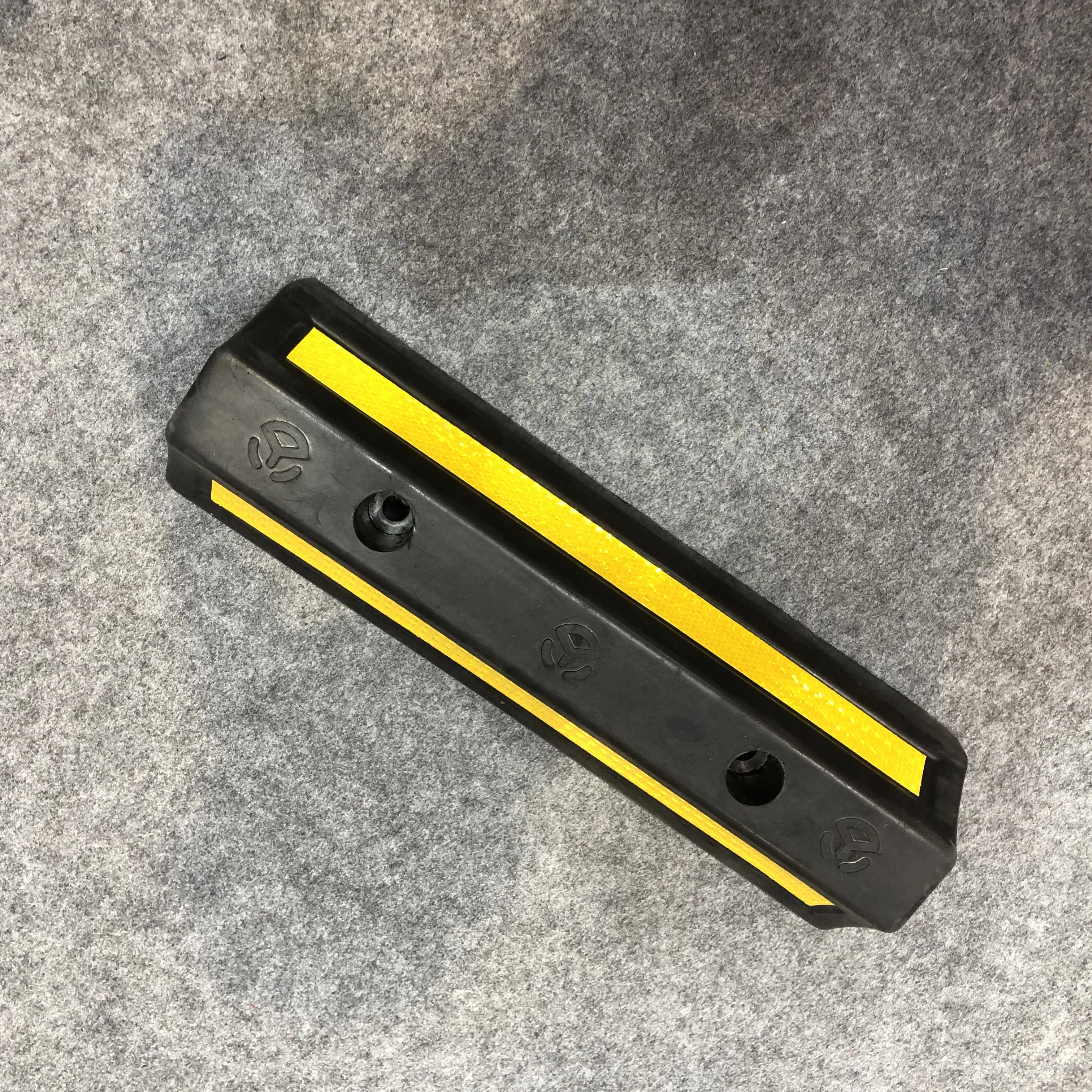 plastic no smelling wheel stopper, Poland CE Reflective Garage Rubber Wheel Stops, car wheel stoppers