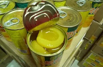 Консервированные фрукты (желтый персик в баночках)