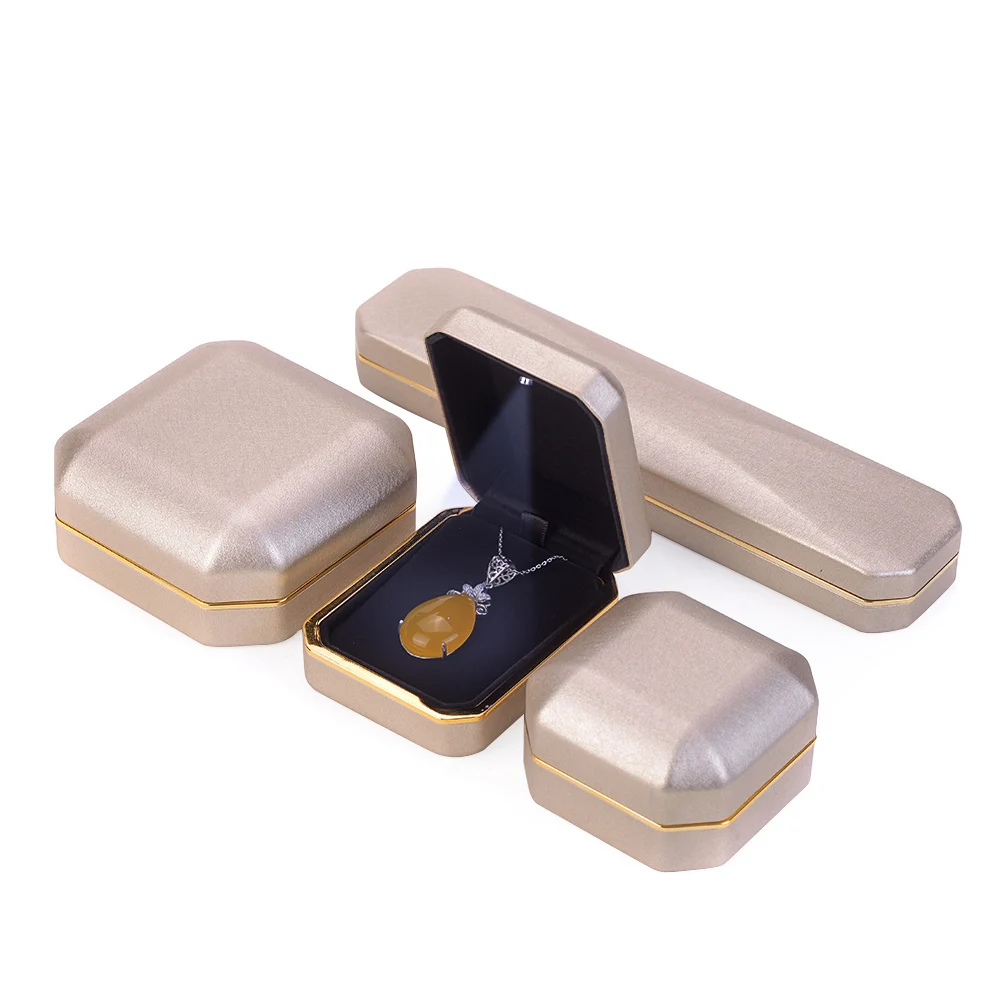 
Made In China Wholesale Manufactures PU Leather Bronze Color Ring Metal With Logo Printed Led Gift Packaging Custom Jewelry Box 