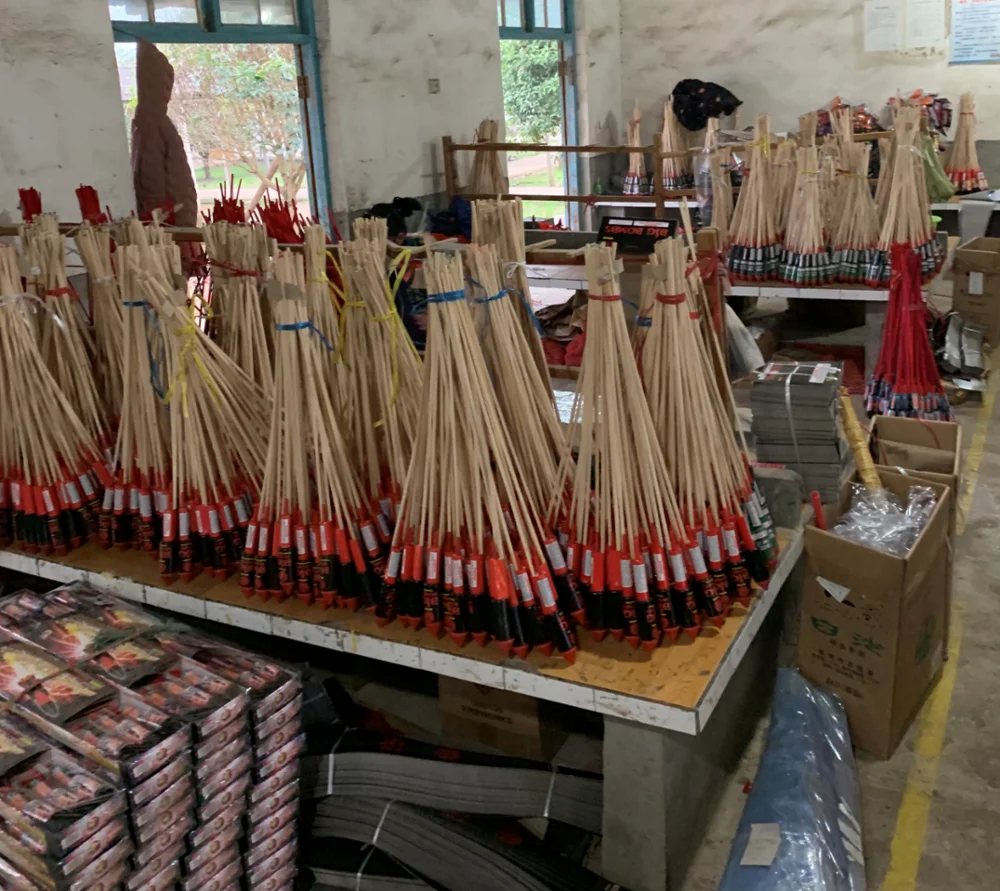 W111-8 8OZ Assorted High Quality Red Devil Outside Flying Rocket Liuyang Global Fireworks