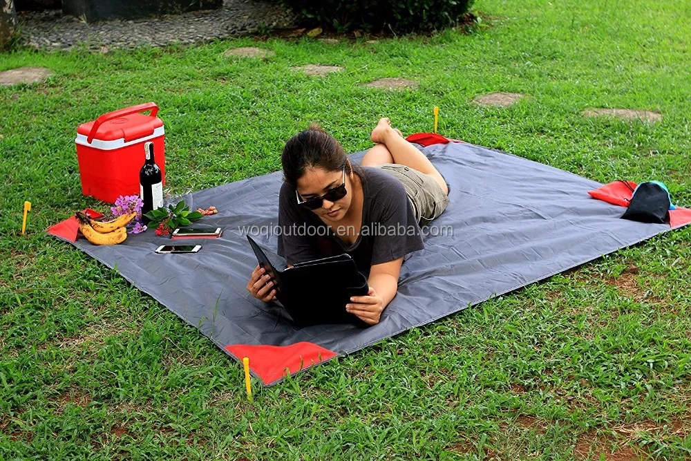 Woqi Outdoor Mini Customized Waterproof Portable Ripstop Pocket Blanket Travel Sand Free Picnic Blanket Mat