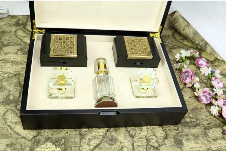 Luxurious Arab Style Metal Plate Decorated Perfume Gift Set Glossy Black Wooden Gift Box