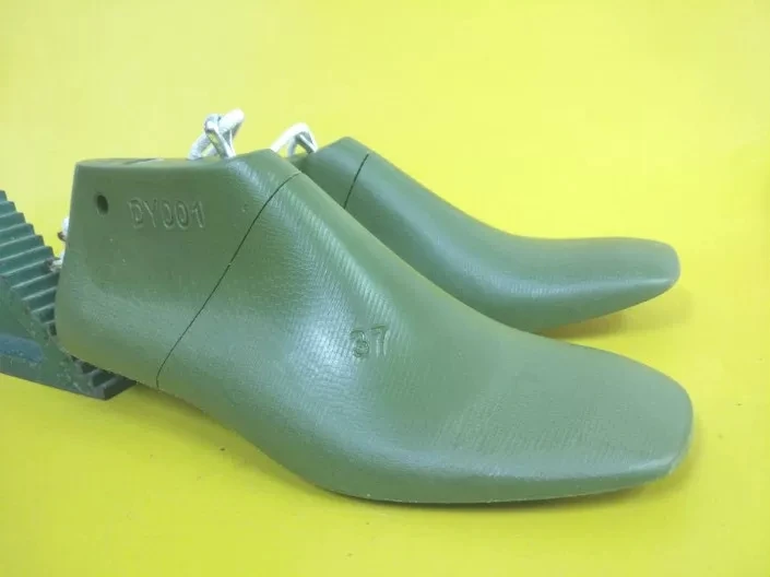 
ultra wide square toe ladies plastic shoes lasts with low heel 3cm 