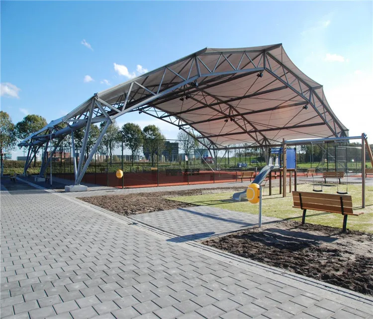 Уличная баскетбольная/теннисная/Бадминтонная площадка состоит из растягивающейся тканевой мембранной конструкции, покрытой стальной фермы