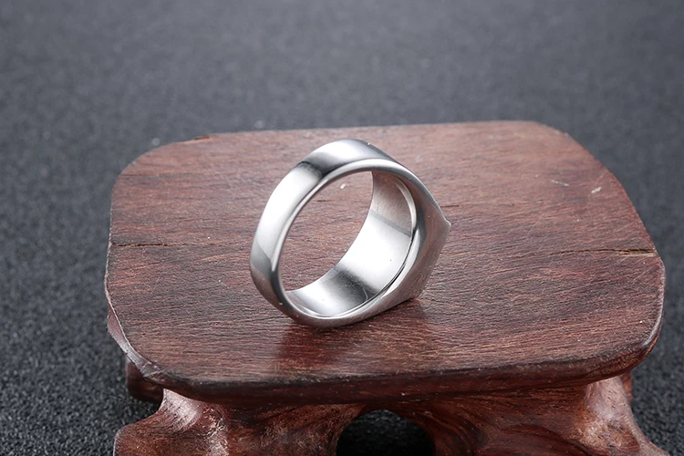 Dongguan Фабрика высокой полировки саудовские мужские байкерские серебряные кольца из нержавеющей стали с большим синим кубическим цирконием