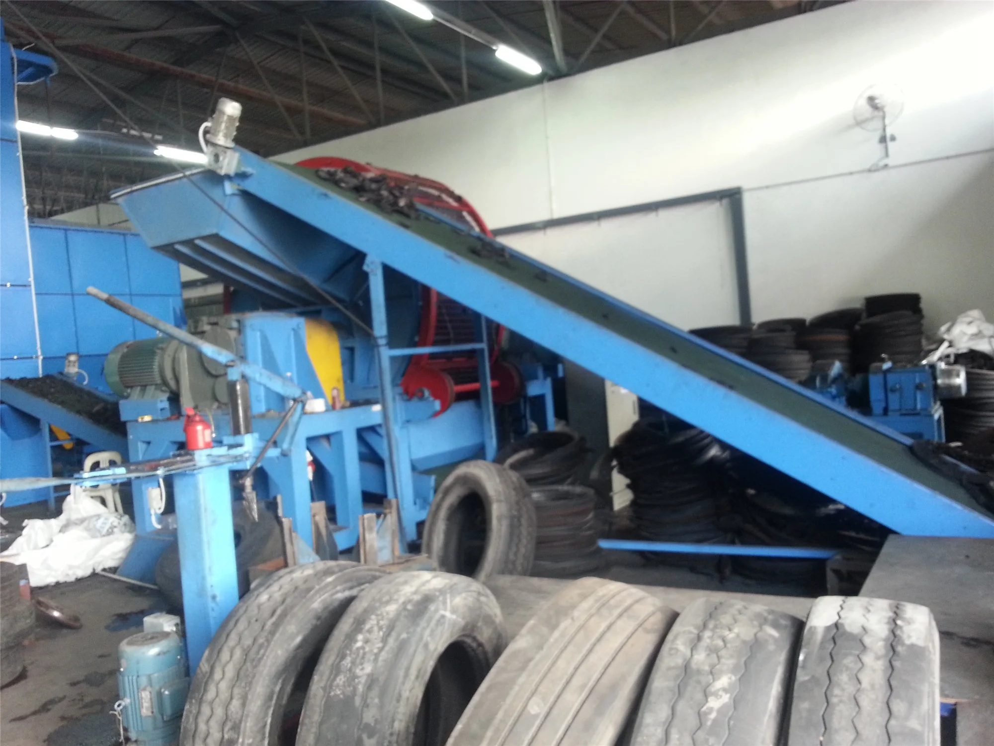 Waste rubber recycling tire crushing production line
