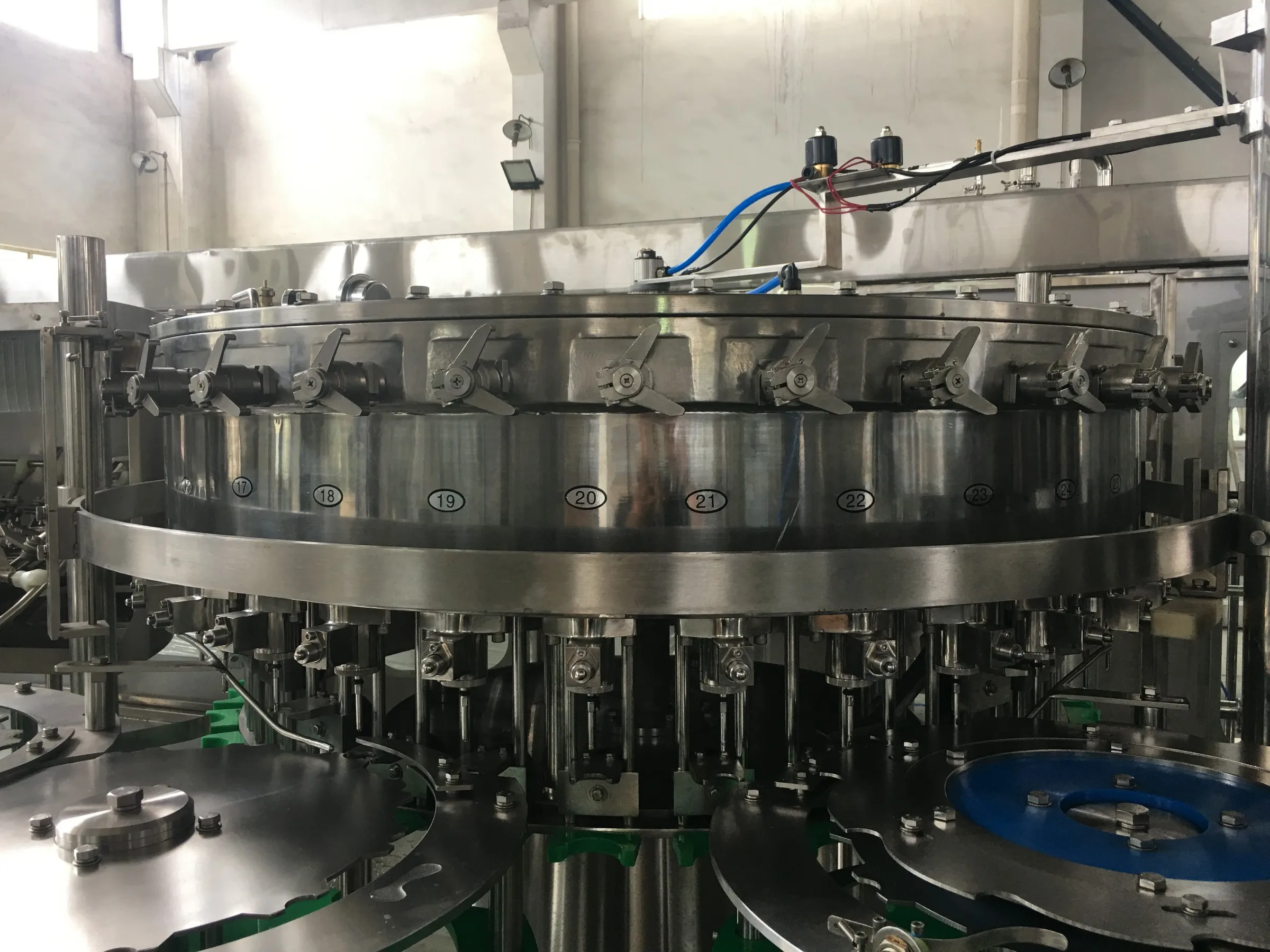 DCGF 32-32-10 10000bph газированная машина для наполнения газированной