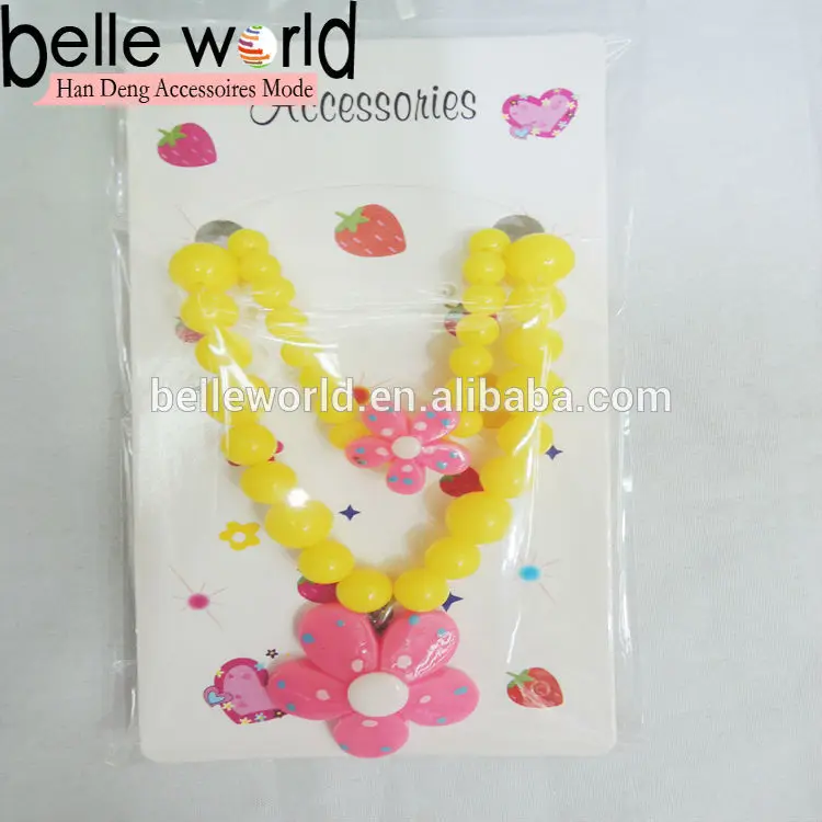 ребенок ювелирных изделий красивая девушка пятью лепестками цветка красоты бисера ожерелье