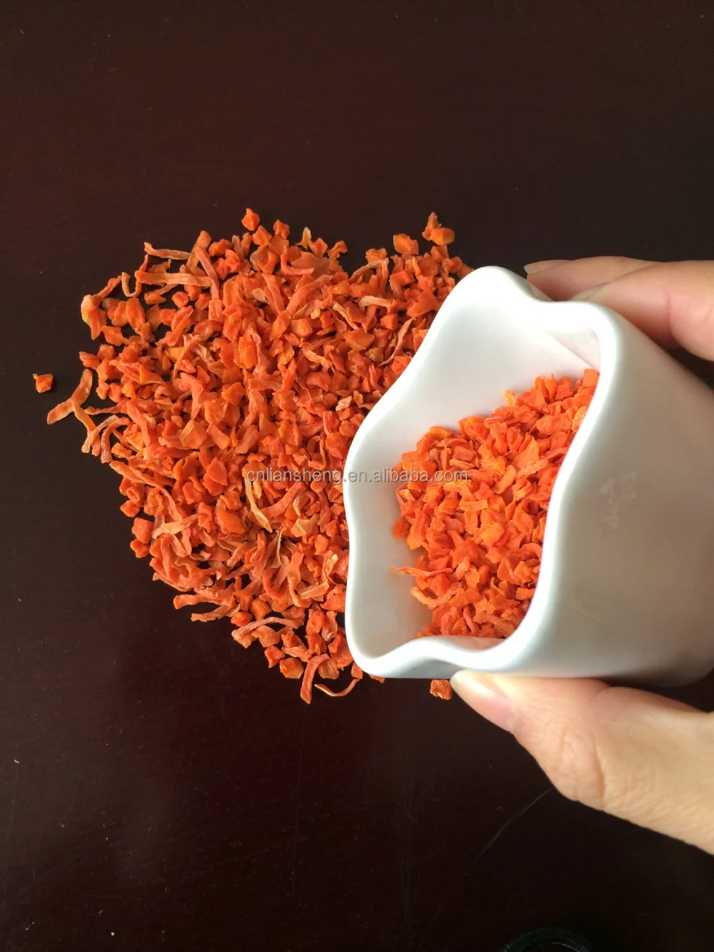 Заводская поставка натуральные органические обезвоженные овощи сушеные Морковные гранулы 1x3 3x3 10x10x3 мм