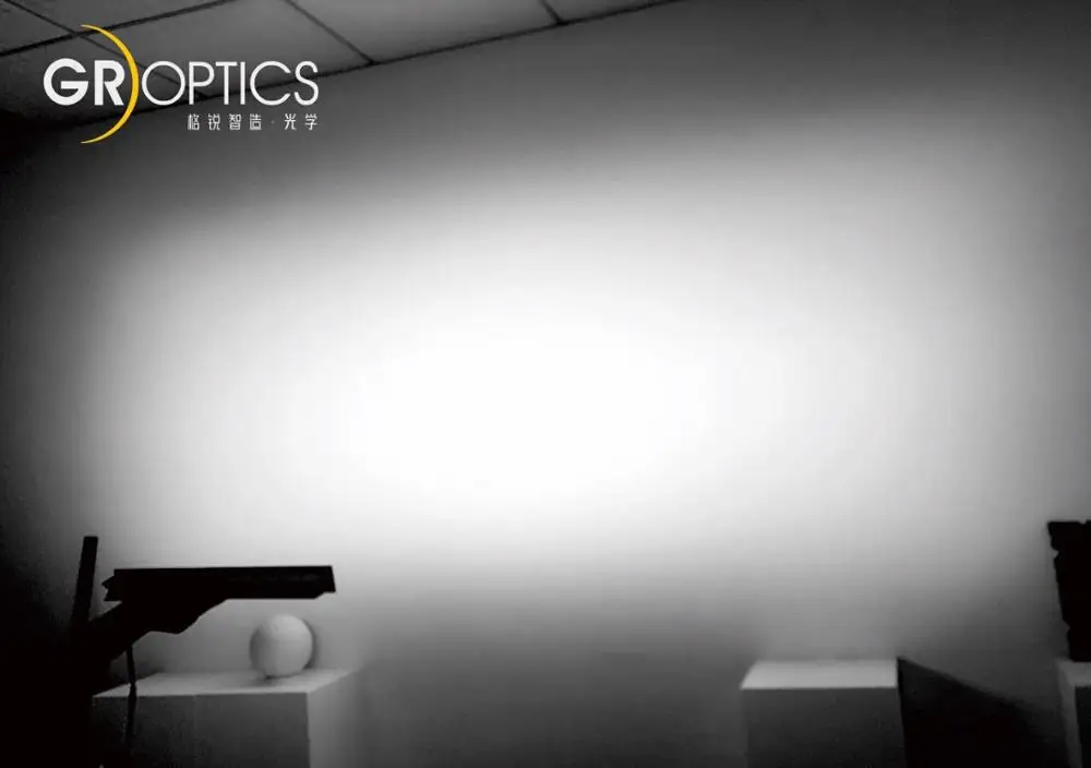 
High efficiency reflector lenses for Linear light UGR<19 