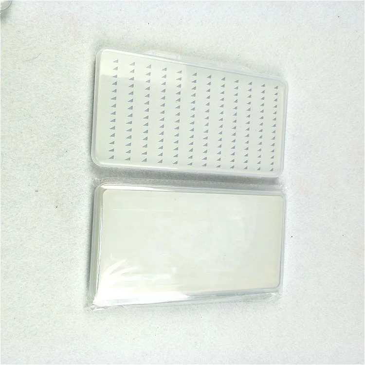 В наличии большое количество рыб в коробке