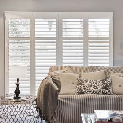 Деревянные звуконепроницаемые жалюзи для гостиной