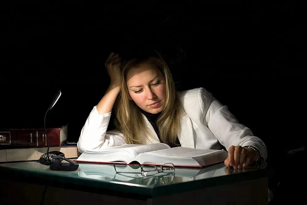 
Rechargeable Book Light Clip on lamp Adjustable Color Temperature up to 33 Hours of Continuous Lighting Time USB cable included 