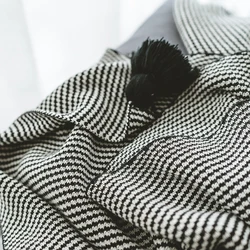 Monad Wholesale Best Price 100% Cotton Black and White Knitted Throw Blanket with Tassels