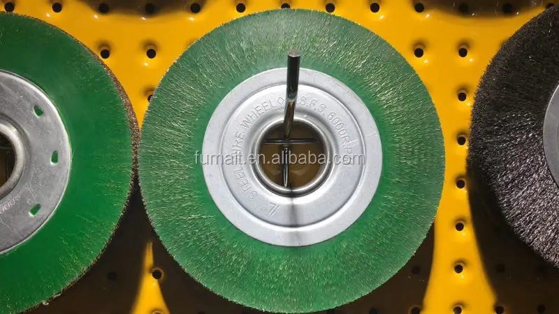 Инкапсулированная проволочная колесная щетка для аккумуляторной промышленности