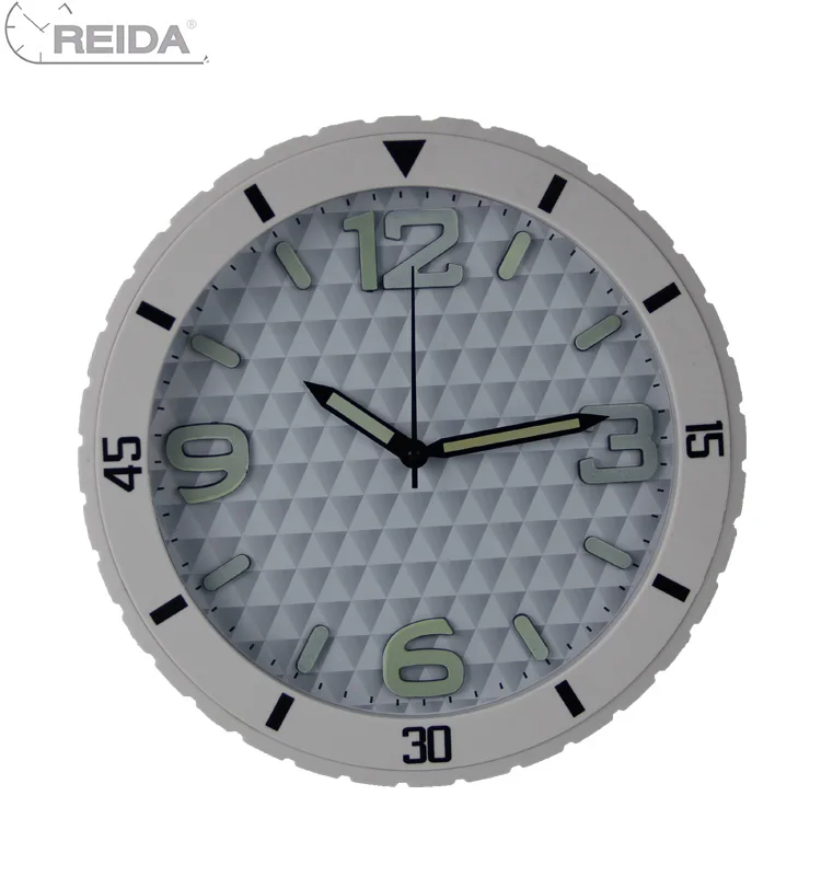 Liquidation Stock 12 Inch Wheel Shaped Wall Clock Plastic at A Loss for Clearance