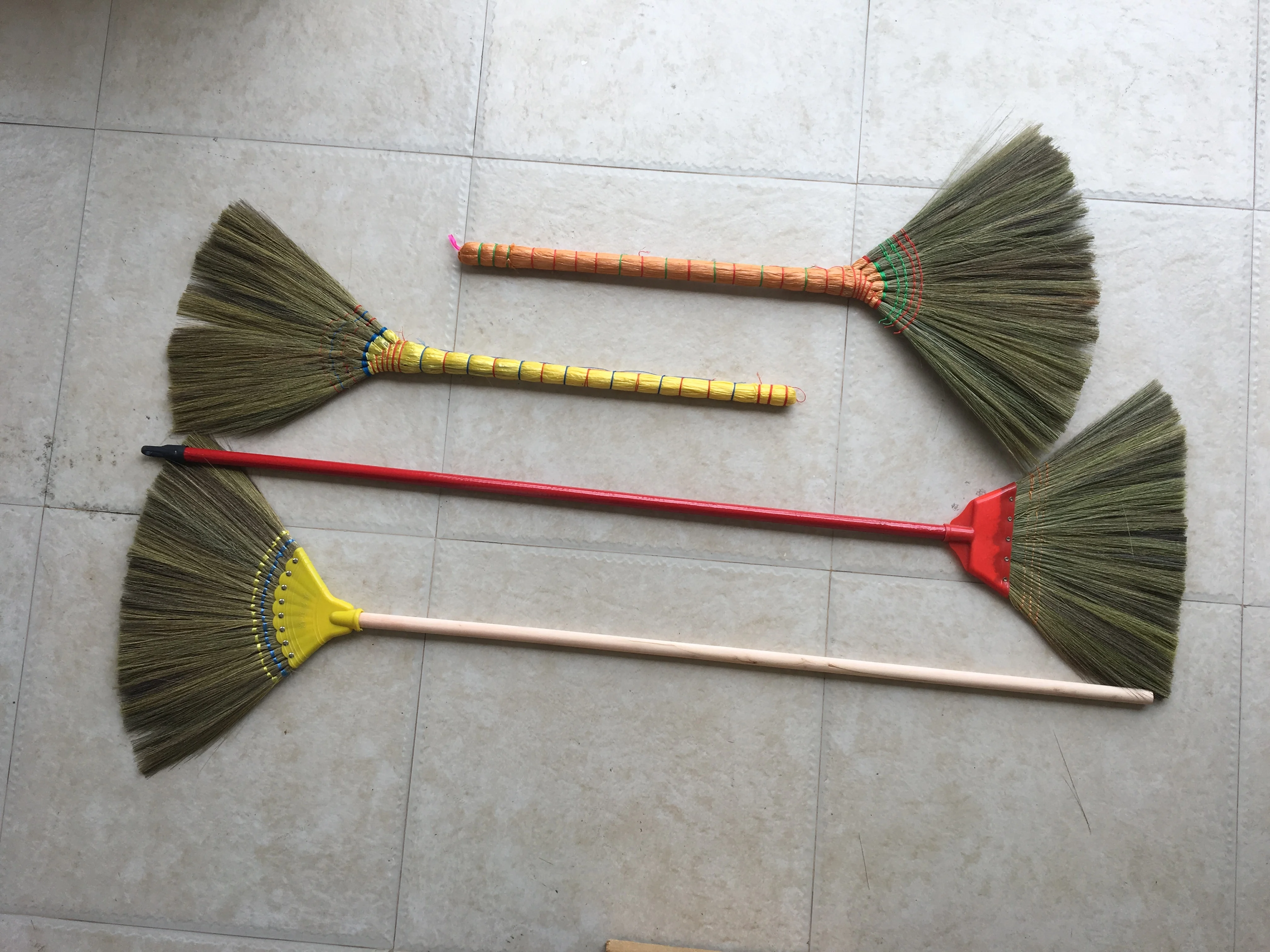 2019 Popular Home Garden Cleaning Tools Straw Grass Broom with Wooden Stick