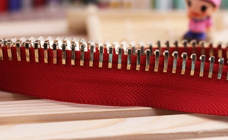 Customized Black Zippers Manufacturer Brass with Designer Metal Zipper Pull China Factory Zip 10 Gold for Handbags Zippers 25cm