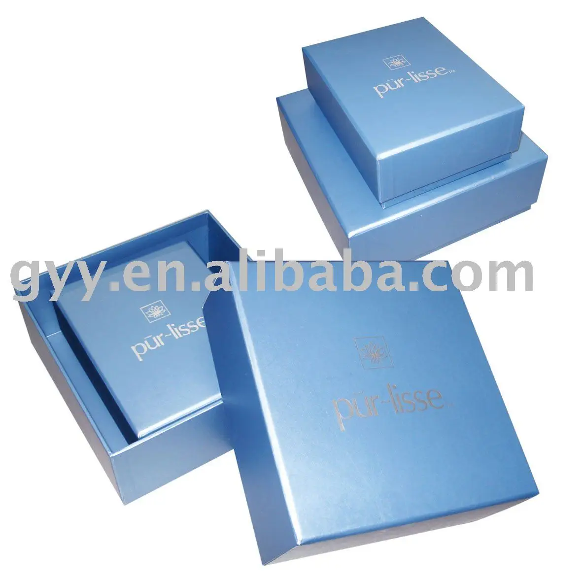 Квадратная синяя коробка с серебряным логотипом