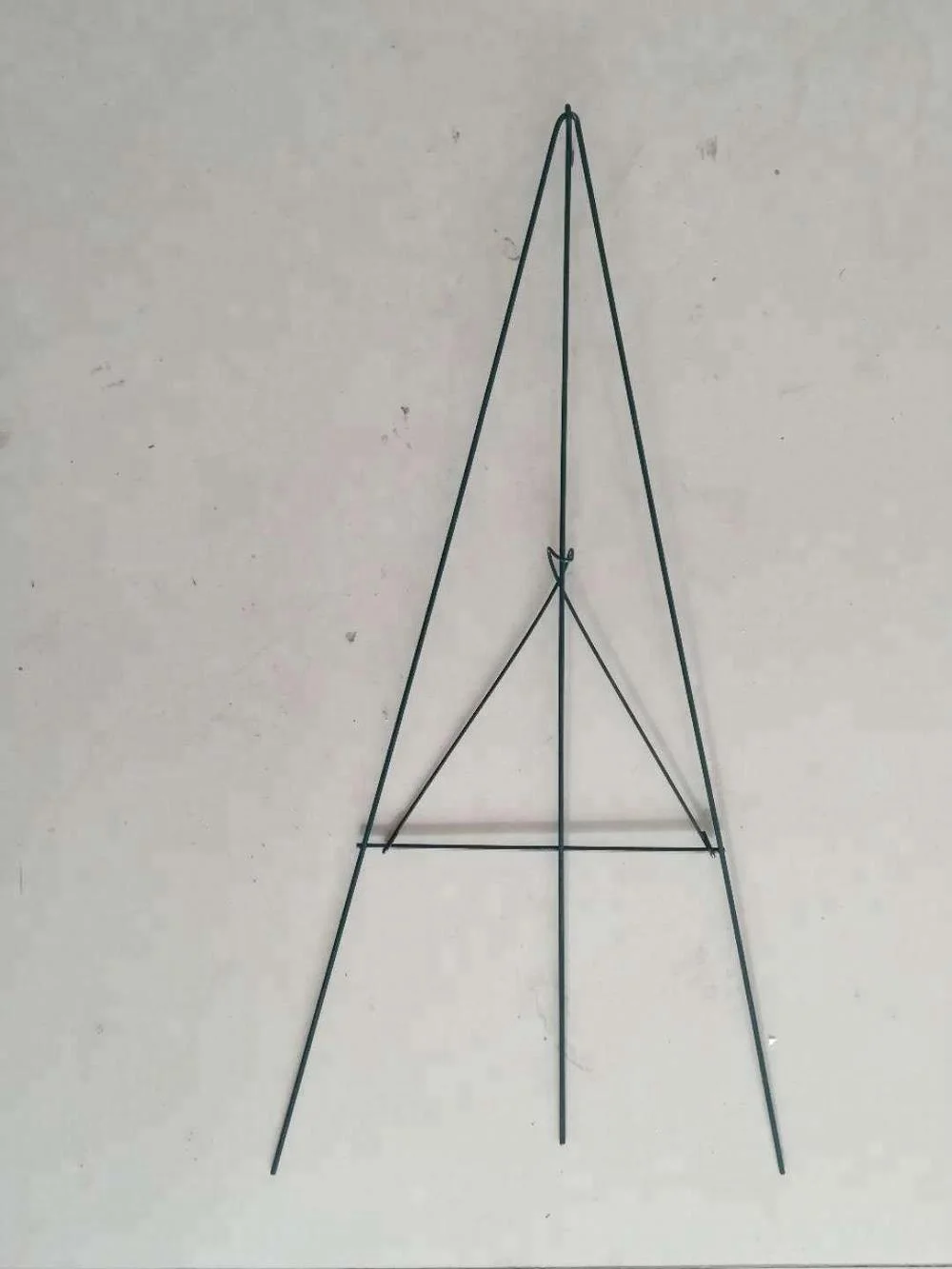 Выставочные стенды с изображением венка из металлической проволоки