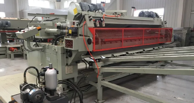 Spindless Veneer Peeling Machine