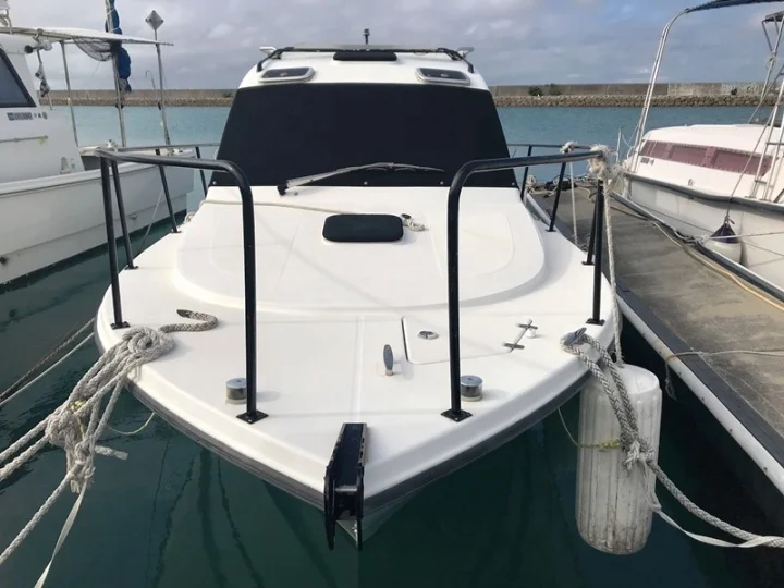 Рыболовная лодка с центральной консолью высокого качества