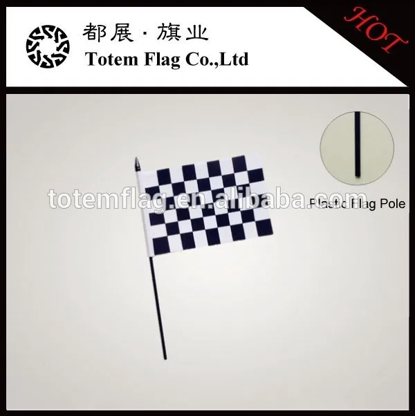 палку размахивая белый и черный проверено флаг