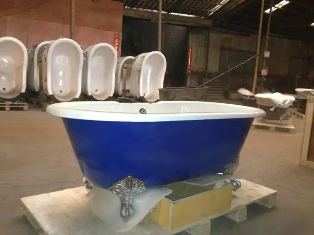 classical old cast iron bath tub at good price