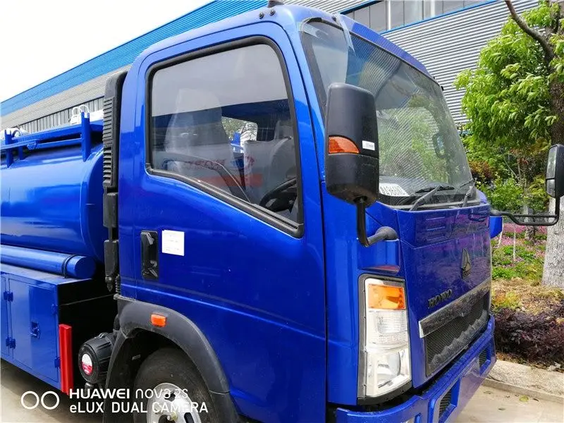 sinotruk howo 4x2 light mini oil tank truck 1-6cbm  6000Liter fuel tanker truck for sale