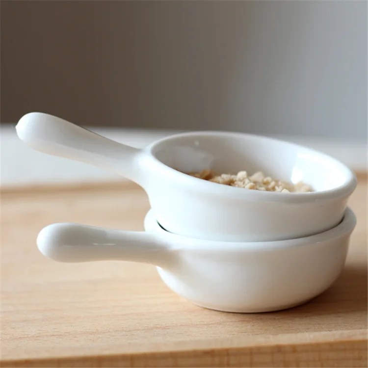 Hot selling restaurant serving japanese round ceramic soy sauce dish with handle