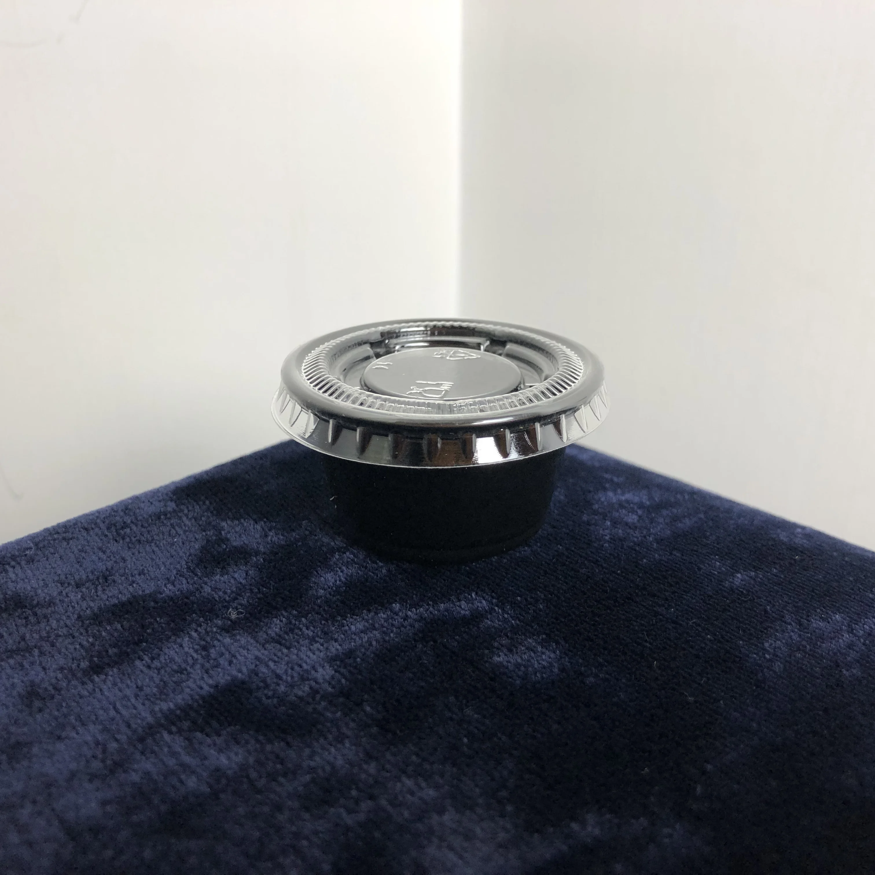 Белая/черная одноразовая пластиковая чашка объемом 0,75 унции из ПП (чашка для соуса/кружка для суфле) с крышкой из ПЭТ