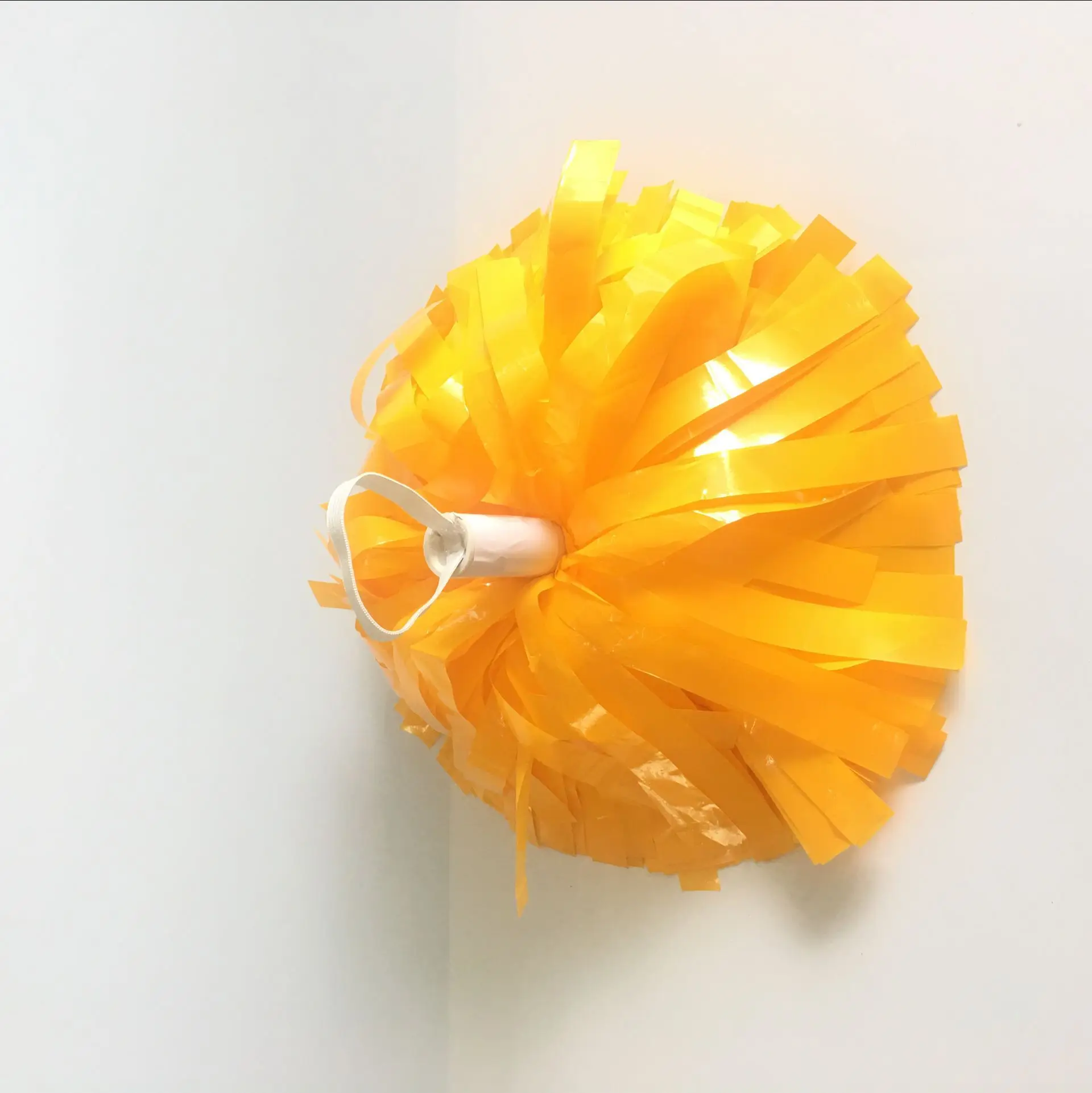 6  inch  wet look plastic yellow single handle cheerleading pom poms