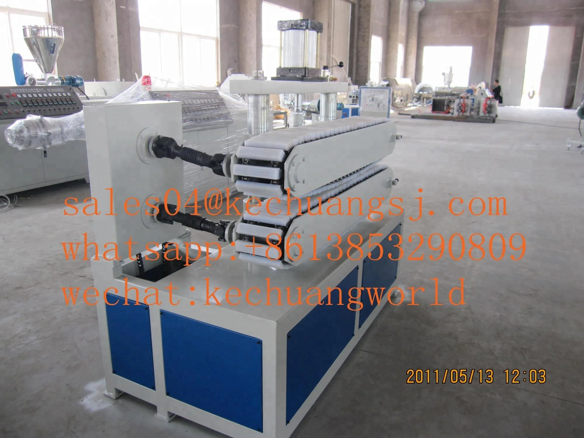 Two caterpillars PVC plastic pipe haul off machine traction machine