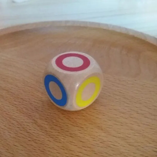  Разноцветные деревянные игральные кости на заказ