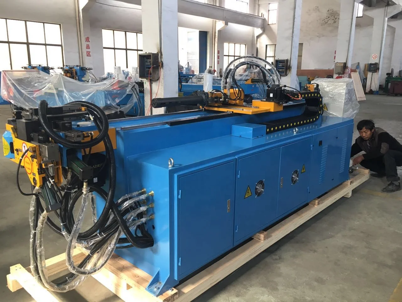 Brand new pipe/tube bending machine with high quality