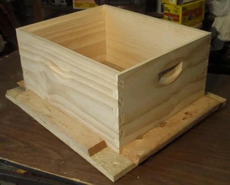 Bee hive accessories manufacturer directly supplies beehive brood box and super box for re-sellers