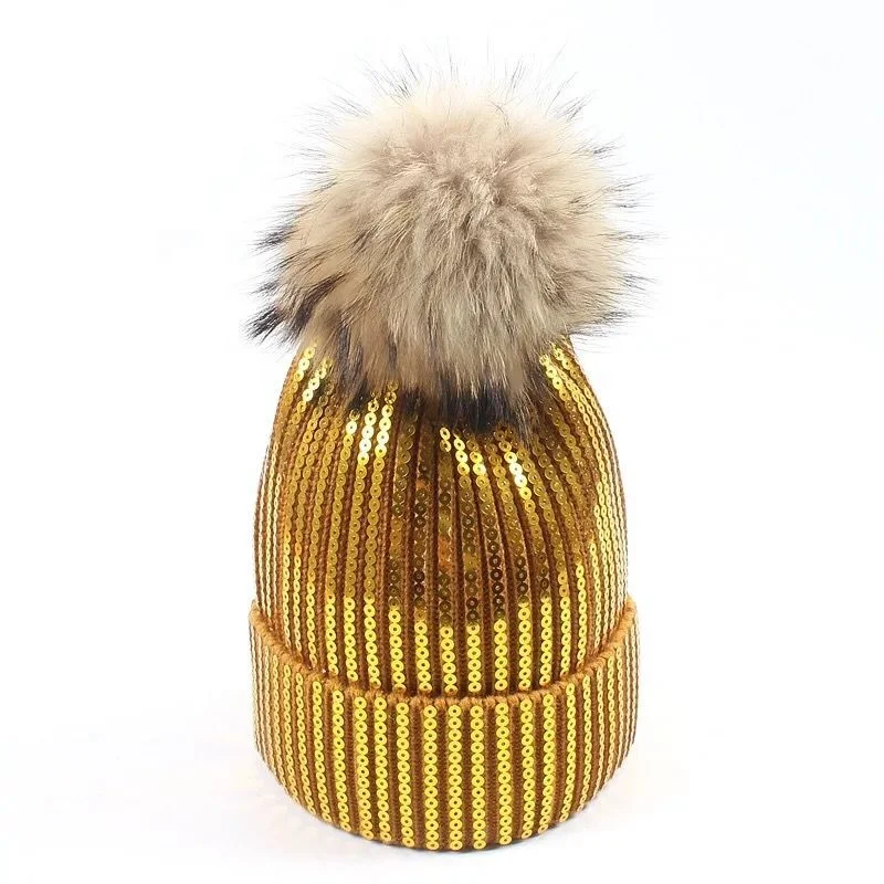 Женская зимняя меховая шапка с большим помпоном из меха енота