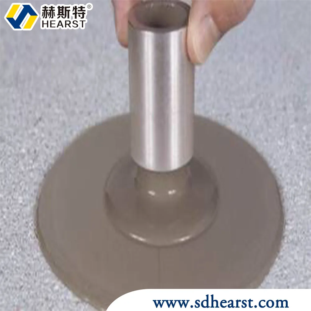 Тонкий самовыравнивающийся цемент, хороший клей и очень гладкий, под ПВХ или деревянным полом