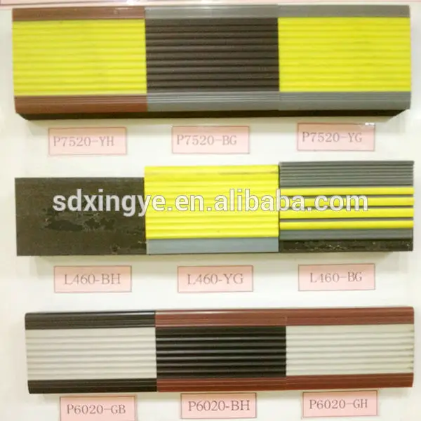 предупреждение цвета алюминий пвх лестницы обнюхивая в темноте