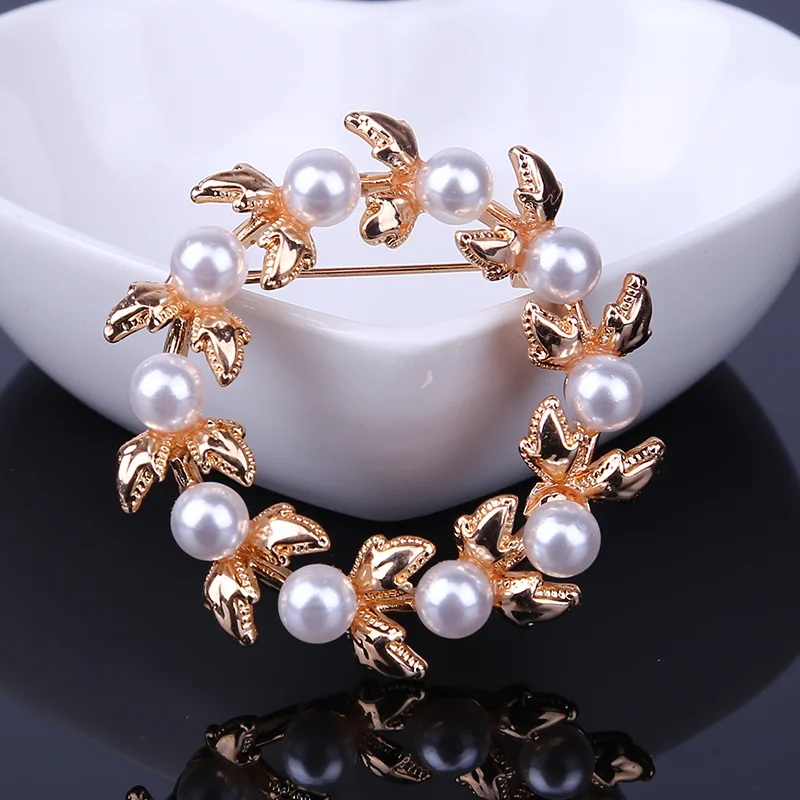 Hot selling fashion women round shaped alloy horseshoe brooches pearl garland brooches