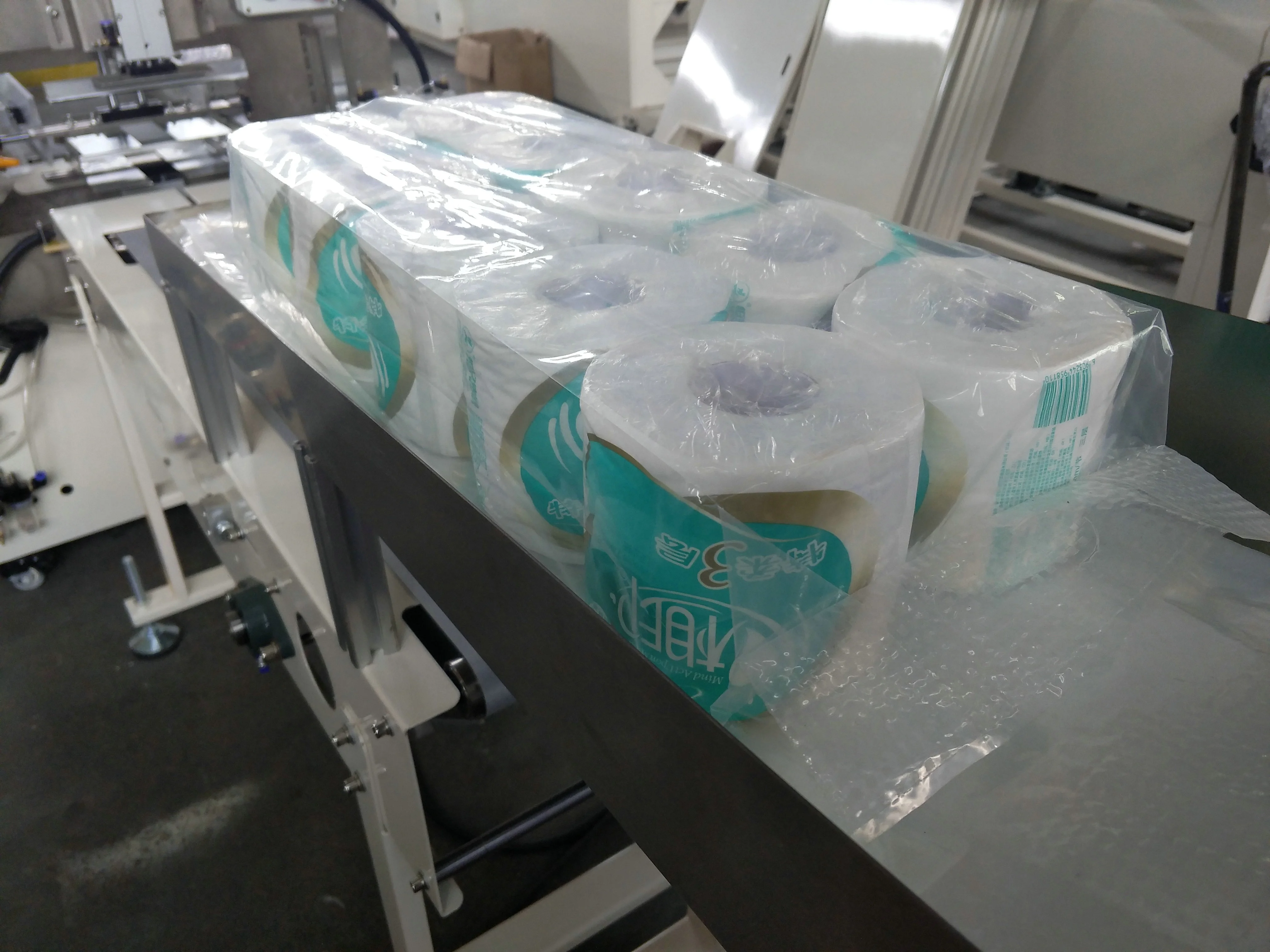 Full servo multi rolls toilet paper and kitchen towel paper packing machine