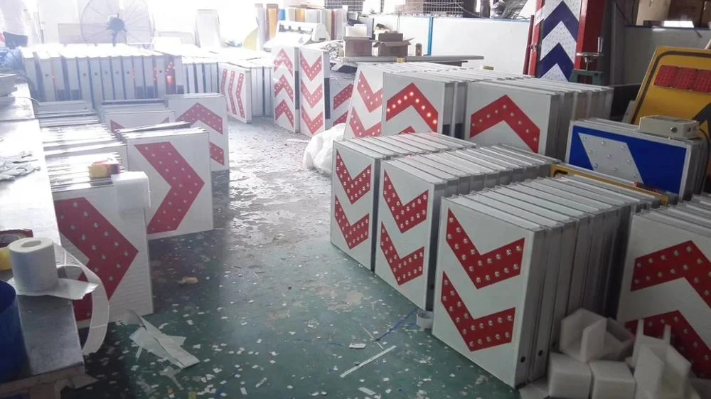 arrow solar powered  led flashing outdoor traffic road warning sign board