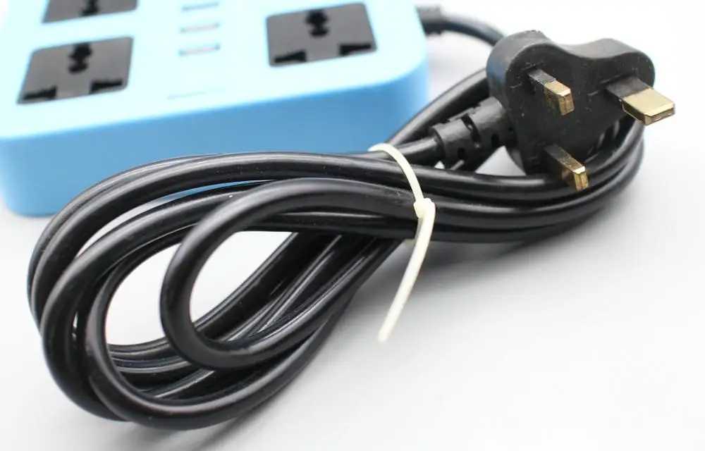 Удлинитель с 4 розетками и 3 USB-разъемами