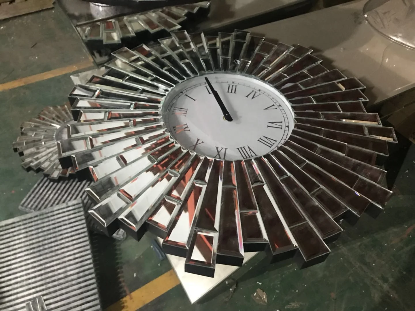 Mirrored clock decorative clock  with crushed crystal crushed diamond